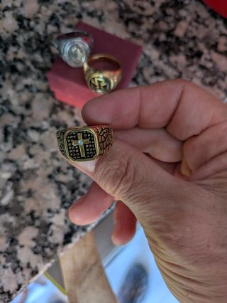 2Anillos .dorado cruz y brillo y el plata con mano