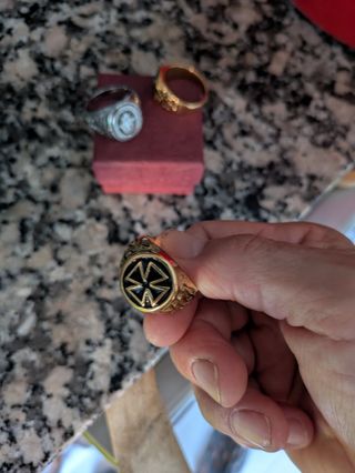 2Anillos .dorado cruz y brillo y el plata con mano