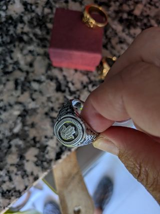 2Anillos .dorado cruz y brillo y el plata con mano