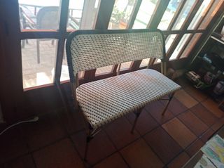 Banco de asiento de ratán y metal