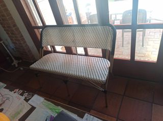Banco de asiento de ratán y metal