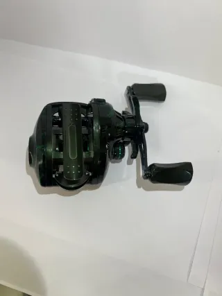 Carrete de pesca casting verde