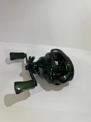 Carrete de pesca casting verde