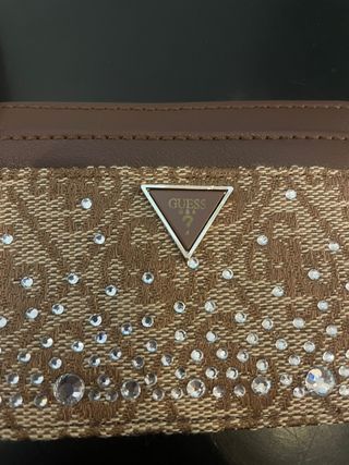 Bolso y monedero Guess marrón con pedrería