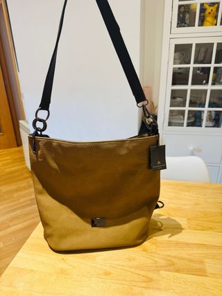 Bolso de hombro marrón con asa de cuero.