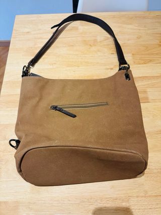 Bolso de hombro marrón con asa de cuero.