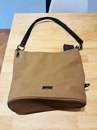 Bolso de hombro marrón con asa de cuero.