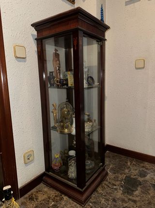 Vitrina de madera y cristal
