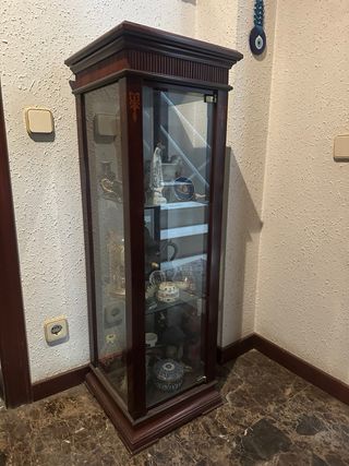 Vitrina de madera y cristal