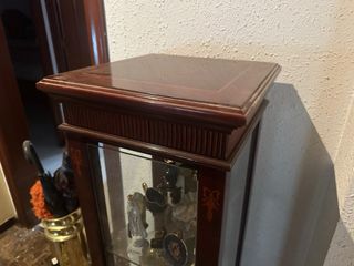Vitrina de madera y cristal