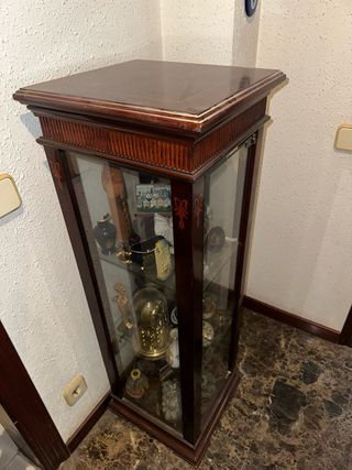 Vitrina de madera y cristal