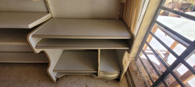 Mesa de ordenador blanca y gris