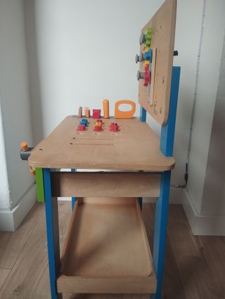 Banco de herramientas de juguete Hape