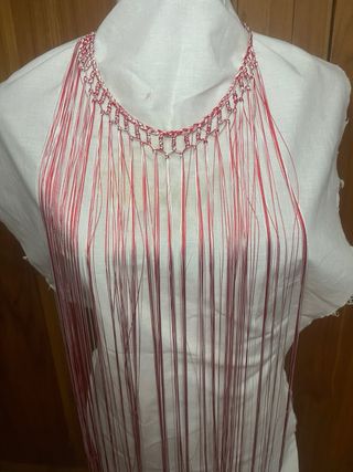 Collar de flecos rojo