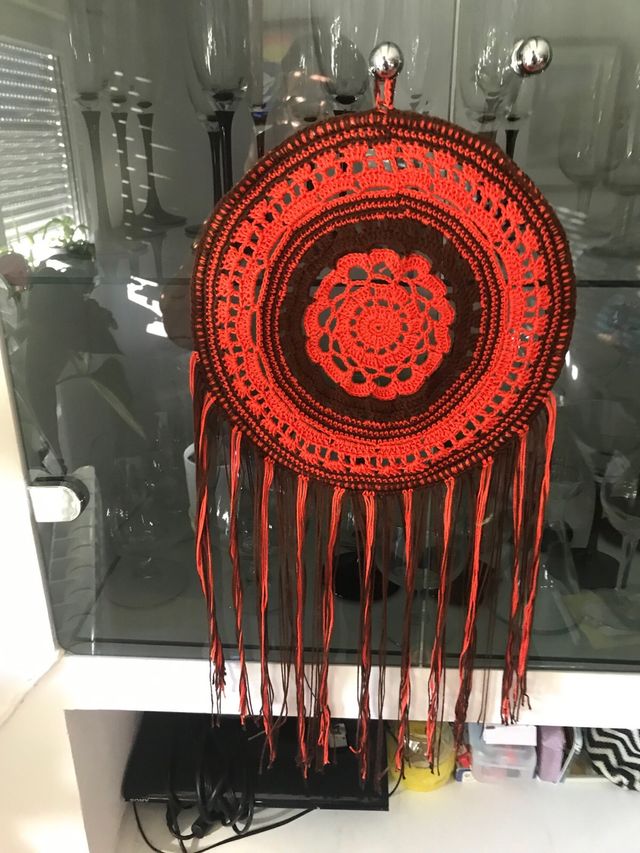 Atrapasueños tejido naranja y marrón