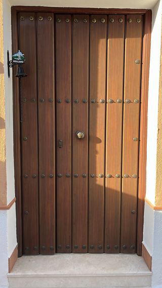 Puerta exterior de aluminio.