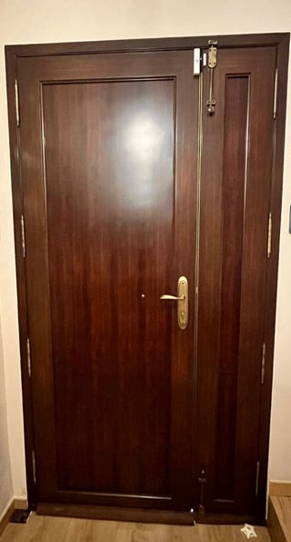 Puerta exterior de aluminio.