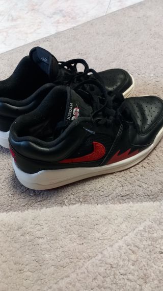 Scarpe Jordan Rosse e Nere NUMERO 38.5