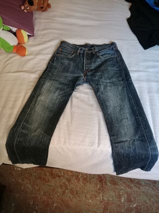 Pantalón vaquero azul yo llevo una talla 42.