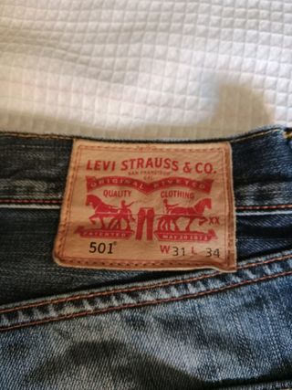 Pantalón vaquero azul yo llevo una talla 42.