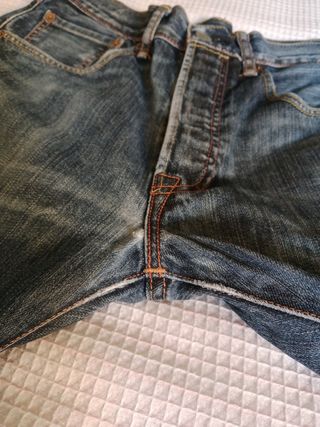 Pantalón vaquero azul yo llevo una talla 42.