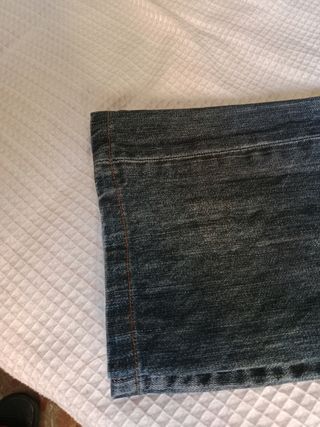 Pantalón vaquero azul yo llevo una talla 42.