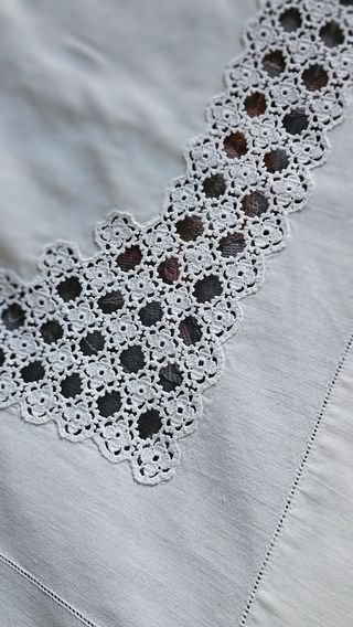 Sábana/ Lenzuolo antico in cotone con pizzo