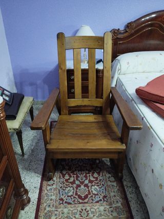 Mecedora de madera con cojines