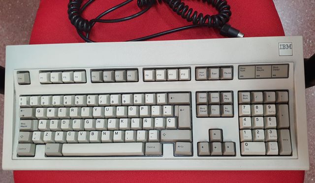 Teclado IBM Modelo M versión 1390135 Beige/Gris 87