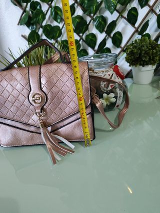 Bolso de mano dorado