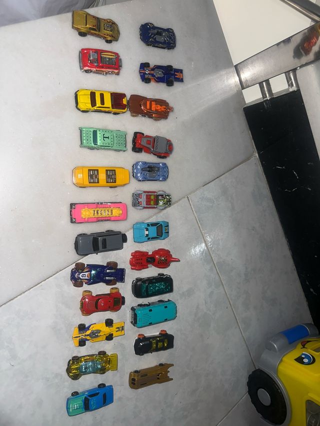 Lote de coches hotwheels 24 coches