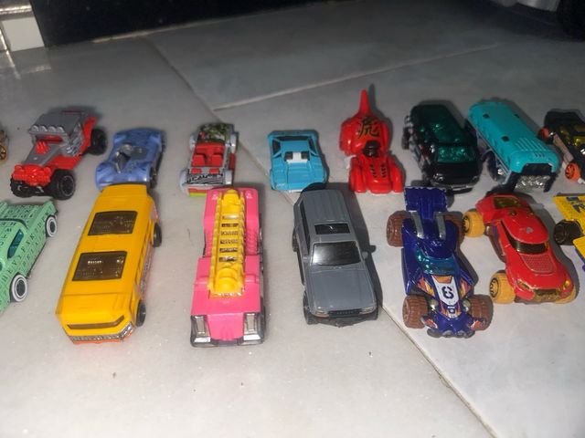 Lote de coches hotwheels 24 coches