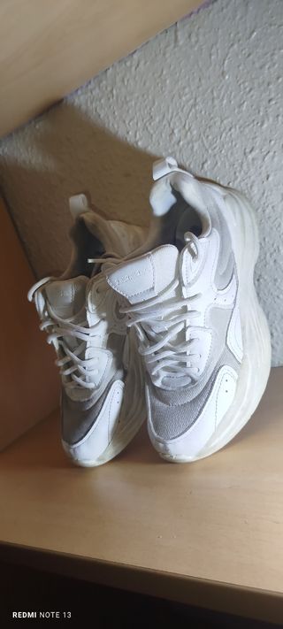 Zapatos deportivos blancos y grises