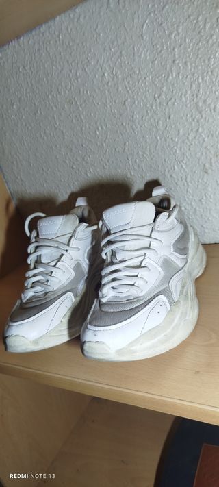 Zapatos deportivos blancos y grises