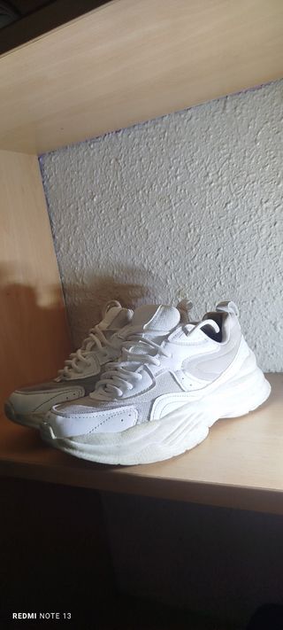 Zapatos deportivos blancos y grises