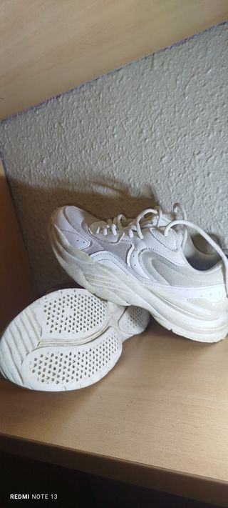 Zapatos deportivos blancos y grises