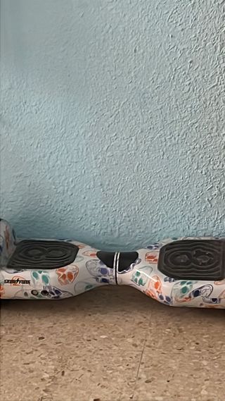 Patinete eléctrico con diseño de calaveras