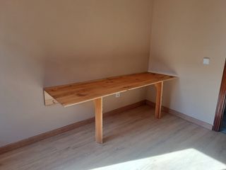 Mesa de madera para terapeuta