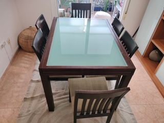 Mesa de comedor de madera y cristal y 6 sillas