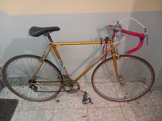Bicicleta antigua de carretera dorada