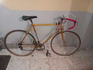 Bicicleta antigua de carretera dorada