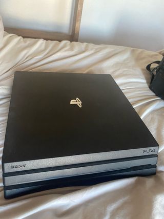 PS4 Pro Sony Negra con estuche y cables.