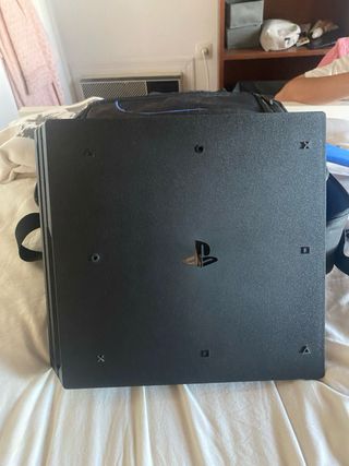 PS4 Pro Sony Negra con estuche y cables.