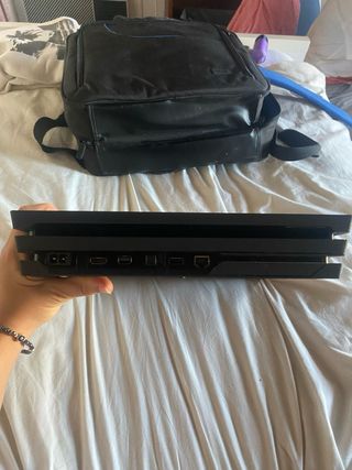 PS4 Pro Sony Negra con estuche y cables.