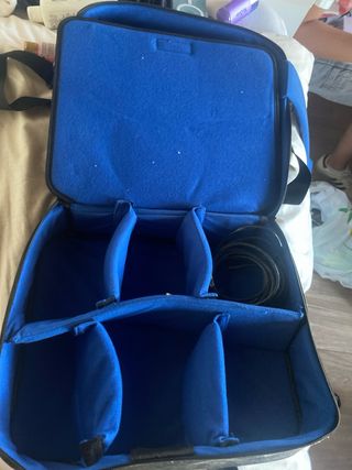 PS4 Pro Sony Negra con estuche y cables.
