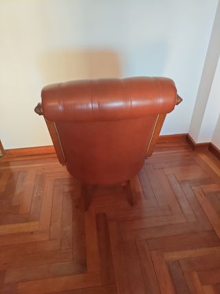 Sillón de piel marrón