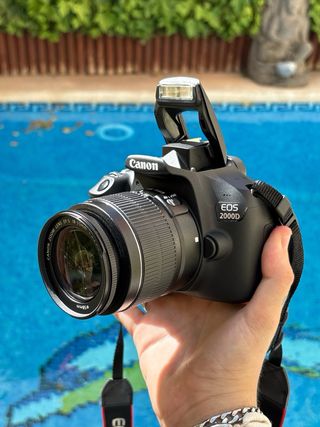 !!PERFECTA!! Canon EOS 2000D + 18-55mm
