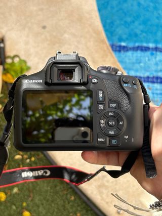 !!PERFECTA!! Canon EOS 2000D + 18-55mm