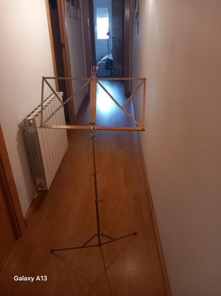 Atril articulado metálico