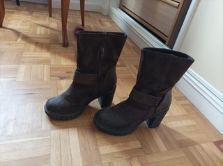 Botines de antelina marrones con hebilla